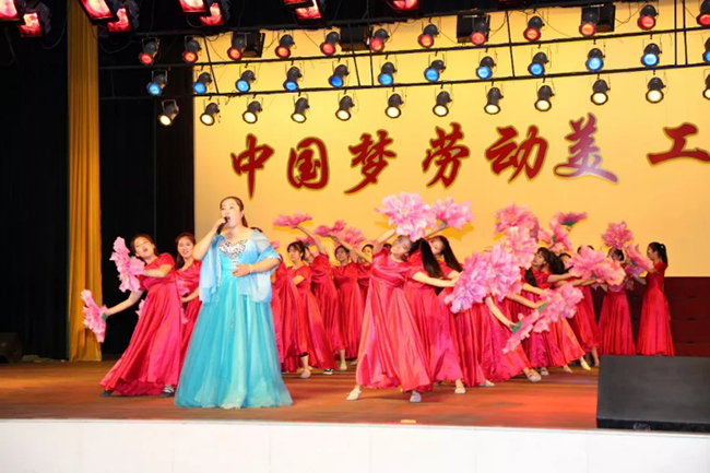 “中國夢(mèng)·勞動(dòng)美·工會(huì)情”新安工會(huì)百場演出下基層活動(dòng)首場在萬基控股集團(tuán)成功舉辦