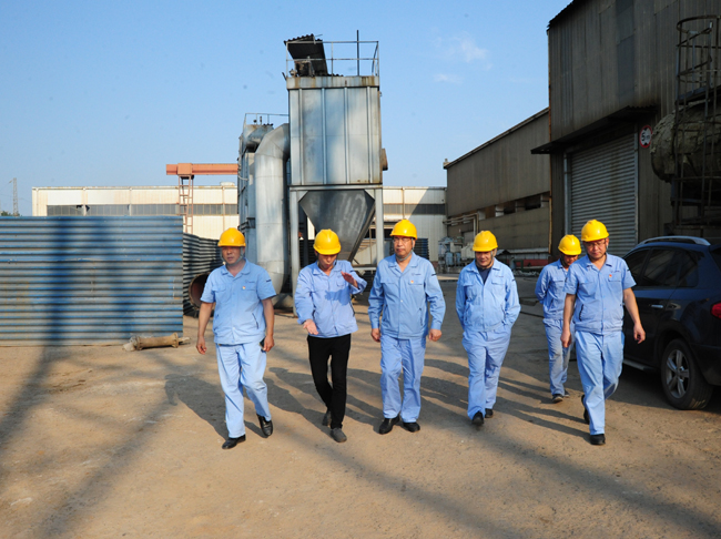 集團(tuán)公司黨委書(shū)記、董事長(zhǎng)李躍民現(xiàn)場(chǎng)督導(dǎo)電解鋁、炭素等環(huán)保提升項(xiàng)目