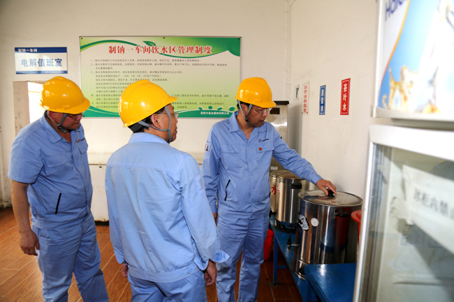 集團(tuán)公司黨委書記、董事長李躍民深入生產(chǎn)一線檢查指導(dǎo)防暑降溫工作