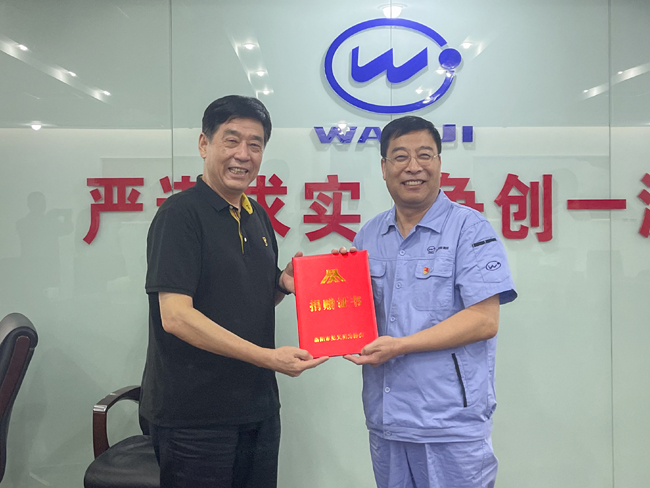 洛陽(yáng)市見義勇為協(xié)會(huì)為萬(wàn)基控股集團(tuán)頒授見義勇為協(xié)會(huì)捐贈(zèng)證書