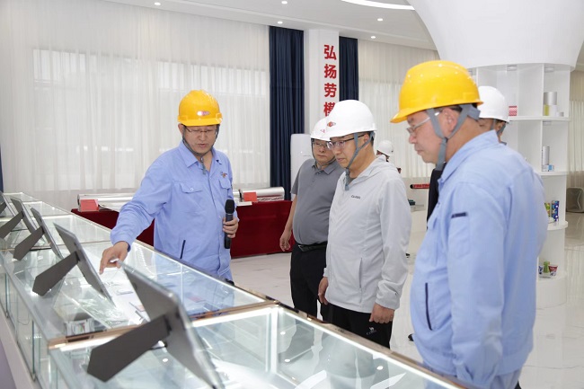 新安縣縣委常委、副縣長(zhǎng)吳良到萬(wàn)基控股集團(tuán)調(diào)研