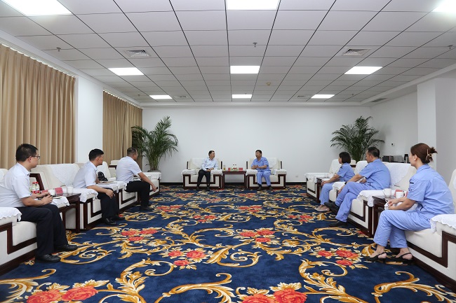 中國銀行洛陽分行黨委書記、行長楊東陽一行到萬基控股集團調研