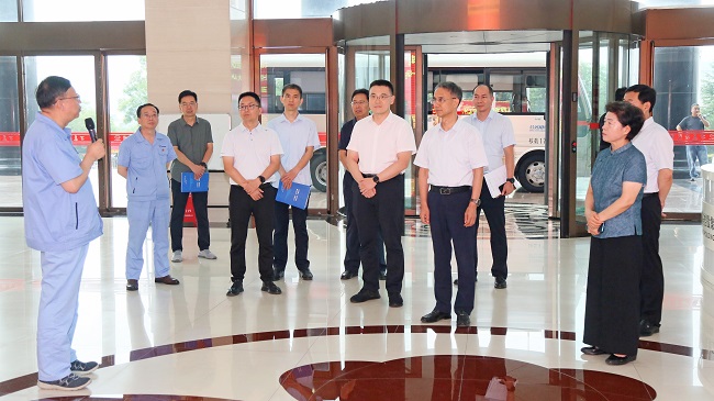 河南省總工會黨組書記、常務(wù)副主席李拴成一行到萬基控股集團調(diào)研