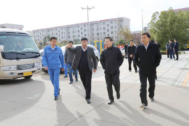 縣委書記劉冠瑜、縣長郅書安到萬基花園一小區(qū)視察指導(dǎo)工作